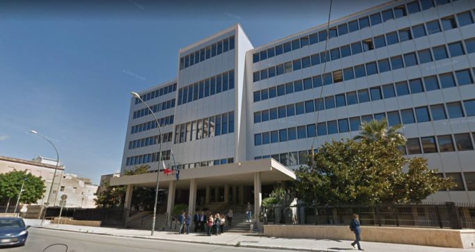 “Orecchini e aragoste per avere informazioni su appalti e concorsi in sanità”: sospesi due consiglieri comunali nel Trapanese