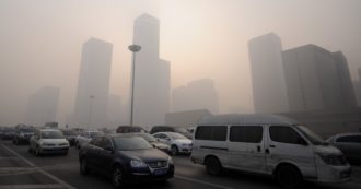 Copertina di Cop26 | La Cina non firma lo stop all’energia dal carbone, non presenta nuovi impegni e aumenta la produzione. Risultato: scuole e autostrade chiuse per inquinamento