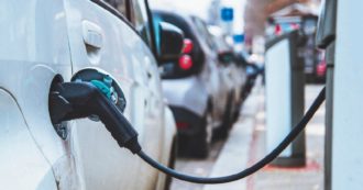 Copertina di Prezzi delle auto alti e poche ricariche “fast”: il futuro non è semplice