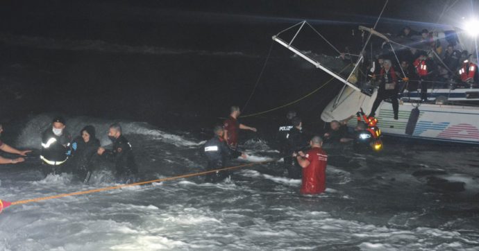 Crotone, soccorsi 75 migranti bloccati nel mare in tempesta