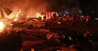 Copertina di Sierra Leone, autocisterna piena di carburante si scontra con un camion: più di 90 morti nell’esplosione – Video