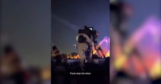 Astroworld, le immagini della tragedia: una ragazza sale sul palco per chiedere l’interruzione del concerto di Travis Scott – VIDEO