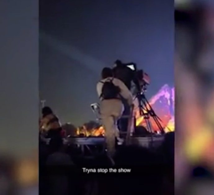 Astroworld, le immagini della tragedia: una ragazza sale sul palco per chiedere l’interruzione del concerto di Travis Scott – VIDEO