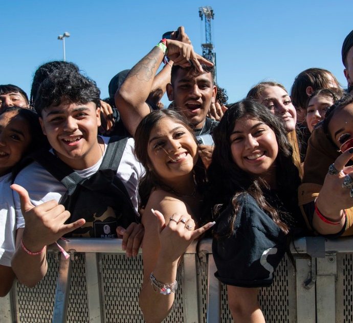 Astroworld, si scatena il caos durante l’esibizione di Travis Scott: almeno 8 morti e più di 300 feriti nella calca – Video