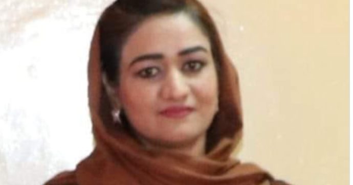 Afghanistan, uccisa l’attivista per i diritti delle donne Frozan Safi: è la prima nell’era dei Talebani. “Ferite da proiettile dappertutto”