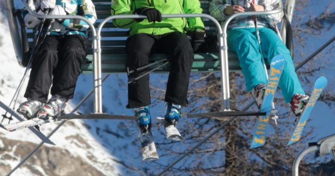 Stagione sciistica, in Francia obbligatoria la mascherina in coda per gli skilift. Il Green pass sarà introdotto se sale l’incidenza