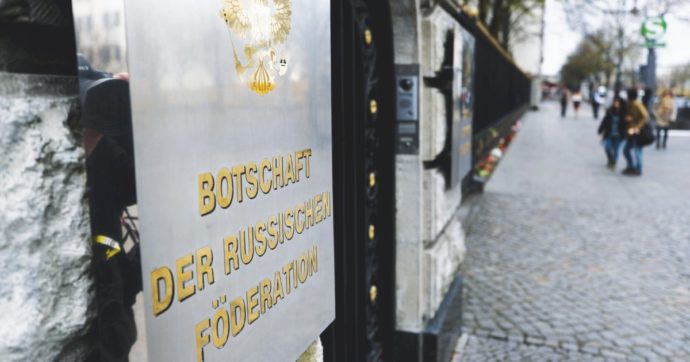 Copertina di Berlino, muore russo volato da ambasciata: “È una spia”