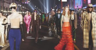 Copertina di Gucci Love Parade, Alessandro Michele supera se stesso: la sfilata-evento a Hollywood è la fiaba che si fa realtà  – FOTO