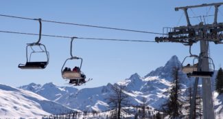 Copertina di Stagione sciistica al via in Italia: le date, i costi, i nuovi impianti e le svolte green. La mappa per prepararsi alla “settimana bianca”