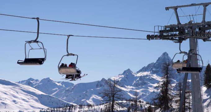 Stagione sciistica al via in Italia: le date, i costi, i nuovi impianti e le svolte green. La mappa per prepararsi alla “settimana bianca”