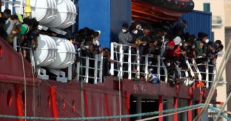 Copertina di Sea-Eye, sbarcati a Trapani gli 847 migranti salvati nel Mediterraneo: 170 sono minorenni. L’ong: “Ue punisca Malta, non li ha soccorsi”