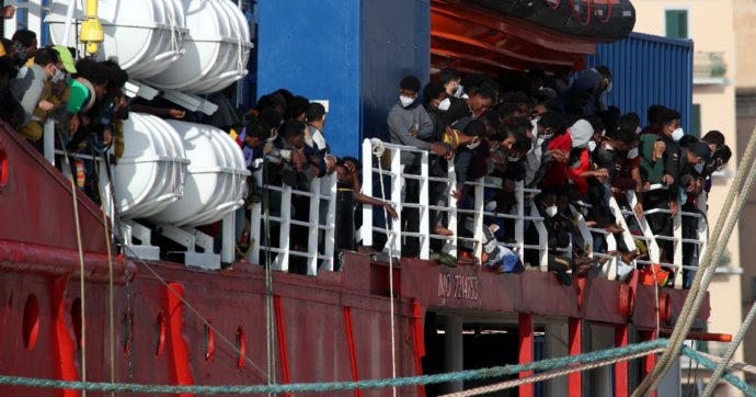 Sea-Eye, sbarcati a Trapani gli 847 migranti salvati nel Mediterraneo: 170 sono minorenni. L’ong: “Ue punisca Malta, non li ha soccorsi”