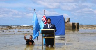 Copertina di Clima, alle Isole Tuvalu contano i giorni prima di scomparire: si cerca una nuova patria per i 12mila abitanti. Usa e Cina si contendono l’area