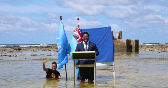 Cop26, il videomessaggio del ministro di Tuvalu al vertice di Glasgow: in giacca e cravatta con l’acqua fino alle ginocchia