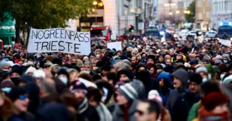 Copertina di E a Trieste in ottomila sfilano ancora contro il Pass. Disagi a Milano