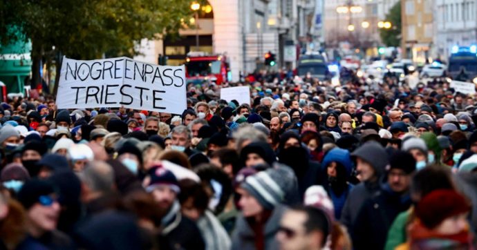 E a Trieste in ottomila sfilano ancora contro il Pass. Disagi a Milano