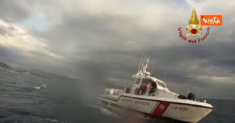 Copertina di Genova, catamarano si ribalta in mare: l’intervento per salvare due persone cadute in acqua – Video