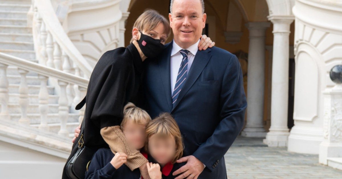 La principessa Charlene torna a Monaco: la foto a palazzo con il marito Alberto e i figli