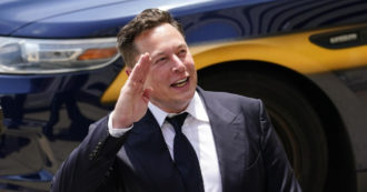 Copertina di Tesla, in 2 milioni (il 58%) su Twitter consigliano a Elon Musk di vendere le azioni per non pagare tasse. Titolo giù in borsa