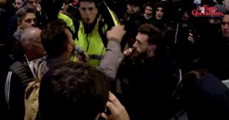 Copertina di No green pass a Milano, i manifestanti bloccati dalla polizia chiamano il 112 per chiedere aiuto: il video della telefonata