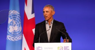 Cop26, anche Obama criticato dagli attivisti a Glasgow. Lui condanna il “negazionismo climatico” di Trump, ma loro: “Avevi promesso 100 miliardi. Impegno tradito “