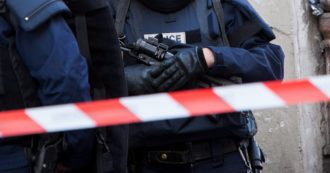Copertina di Francia, algerino armato di coltello aggredisce un poliziotto a Cannes “in nome del profeta”. Ha una carta di soggiorno rilasciata in Italia