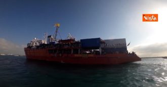Copertina di Migranti, l’arrivo tra gli applausi della nave ong Sea Eye nel porto di Trapani: le immagini