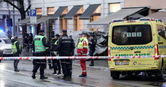 Copertina di Norvegia, uomo armato di coltello ferisce tre persone nel centro di Oslo: ucciso dalla polizia. Esclusa ipotesi terrorismo