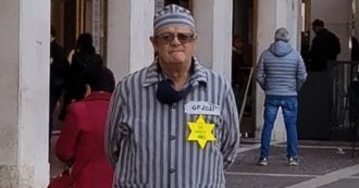Copertina di No Green pass, a Pordenone un candidato sindaco va in giro da un mese vestito come i deportati: “Mi identifico con gli ebrei”