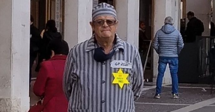 No Green pass, a Pordenone un candidato sindaco va in giro da un mese vestito come i deportati: “Mi identifico con gli ebrei”
