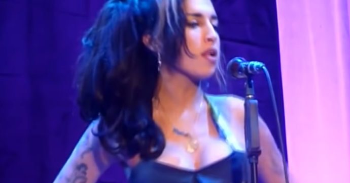 Amy Winehouse, venduto all’asta l’abito che indossò per l’ultimo concerto: ecco la cifra