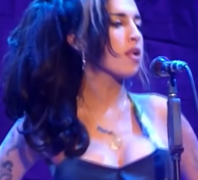 Amy Winehouse, venduto all’asta l’abito che indossò per l’ultimo concerto: ecco la cifra