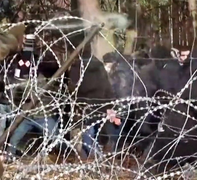 Bielorussia, centinaia di migranti tentano di attraversare il confine ed entrare in Polonia: polizia usa lacrimogeni e idranti