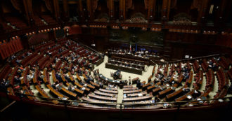 Violenza sulle donne, la Camera discute il finanziamento di 400 euro al mese per le vittime: in aula sono in otto