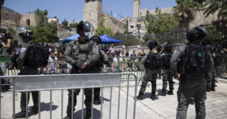 Copertina di Israele, tecnologie per spiare la popolazione della Cisgiordania. Snowden: “Gli strumenti per l’oppressione sono ormai pronti”