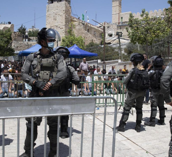 Israele, tecnologie per spiare la popolazione della Cisgiordania. Snowden: “Gli strumenti per l’oppressione sono ormai pronti”