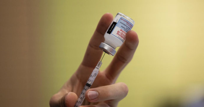 Covid, la Francia sconsiglia il vaccino Moderna sotto i 30 anni. “Leggero aumento del rischio miocardite e pericardite”