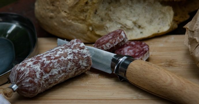 Allarme salame killer, rubati 200 salami non ancora stagionati. Il produttore: “Non mangiateli, sono potenzialmente letali”