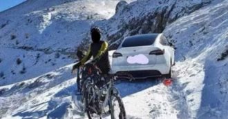 Copertina di Tentano di scalare con la Tesla la salita Limone-Monesi chiusa per neve: l’auto finisce impantanata, costretti a chiamare i soccorsi