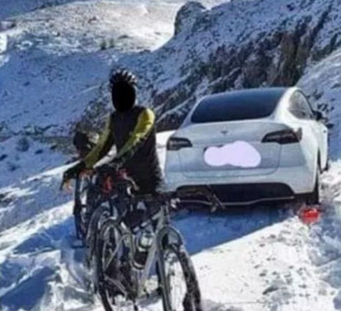 Tentano di scalare con la Tesla la salita Limone-Monesi chiusa per neve: l’auto finisce impantanata, costretti a chiamare i soccorsi