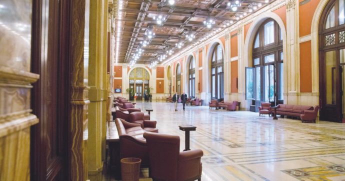 Il Transatlantico riapre deserto