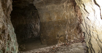 Copertina di Catania, un necrologio del 1978 vicino ai resti trovati nella grotta sull’Etna. Si indaga per collegare l’identikit a uno dei 12 nomi citati