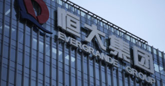 Copertina di Evergrande, il gruppo immobiliare cinese sprofonda ancora in borsa dopo la notizia dei domiciliari al suo fondatore