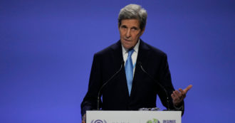 Copertina di Cop26, patto Usa-Cina per il clima: “Misure concrete per rispettare gli accordi di Parigi”. Kerry: “Distanze restano, ma non c’è scelta”