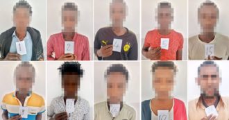 Copertina di Libia, i trafficanti diffondono sui social le foto dei migranti nei centri di detenzione: ‘Perché le famiglie le vedano e paghino i riscatti’