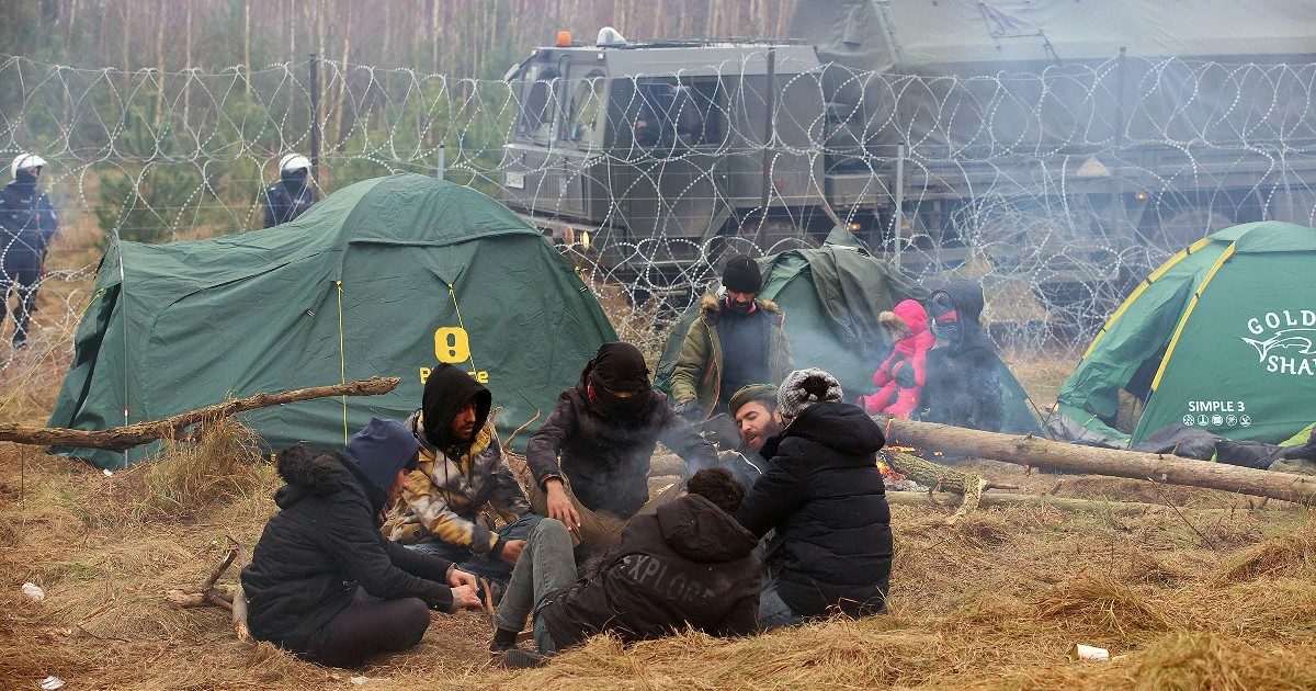 Bielorussia-Polonia, è guerra sui migranti. Convocato un Consiglio di Sicurezza Onu straordinario. Michel: “Muro finanziato da Ue? Possibile”. Ma la Commissione frena