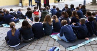 Copertina di Scuola, gite bloccate da due anni per il Covid: a Bologna un preside ha deciso di autorizzarle per gli alunni con il Green pass