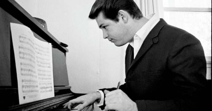 Copertina di Brian Wilson: “Suono da quando avevo 12 anni: il pianoforte mi ha salvato la vita”