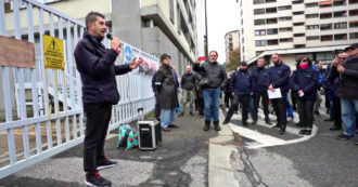 Torino, protesta dei lavoratori del trasporto pubblico contro il green pass: “Ci fanno pagare per poter svolgere il nostro mestiere”