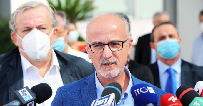 Pierluigi Lopalco si dimette da assessore alla Sanità della Regione Puglia: “Con Emiliano ci sono state divergenze su scelte cruciali”